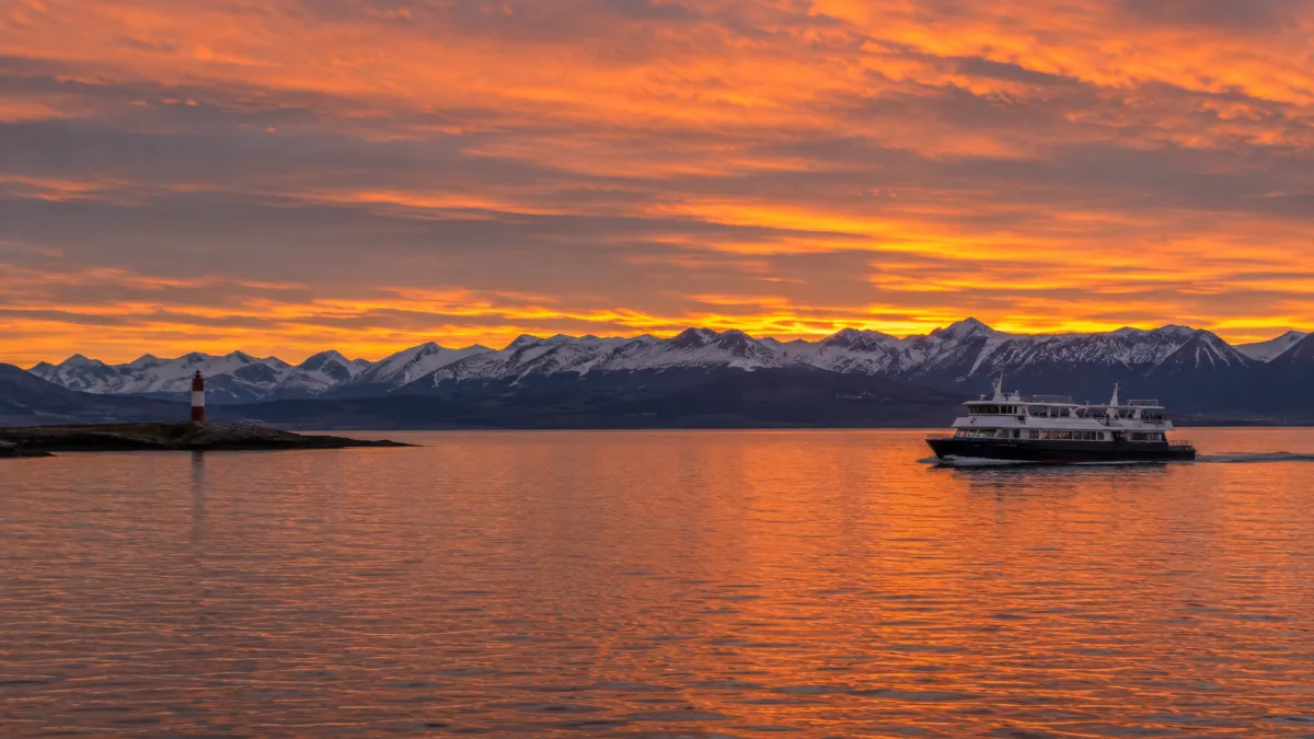 El canal Beagle desde Ushuaia al atardecer, Tierra del Fuego